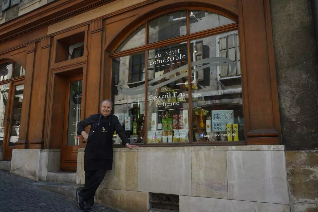 La devanture de l'épicerie Au Petit Comestible, rue du Perron à Genève