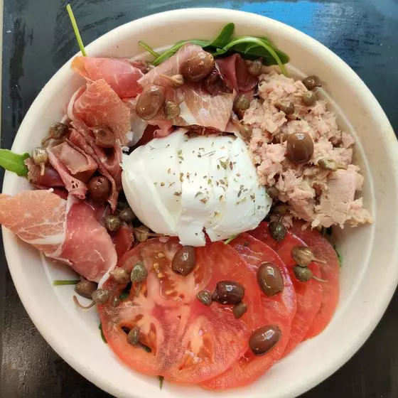 Salade au jambon cru, mozzarella, tomates et câpres