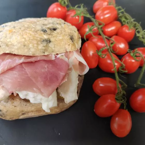 Sandwich au prosciutto et tomates cerises