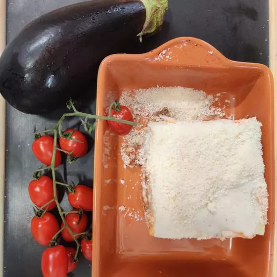 Plat de lasagnes gratinées dans un plat en terre cuite